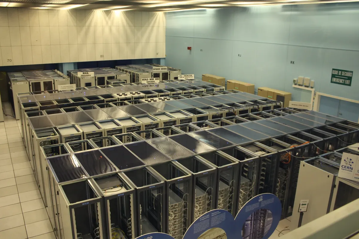 Data mərkəzinin server zalı — AzInTelecom Abşeron layihəsində istifadə olunan avadanlıq növü