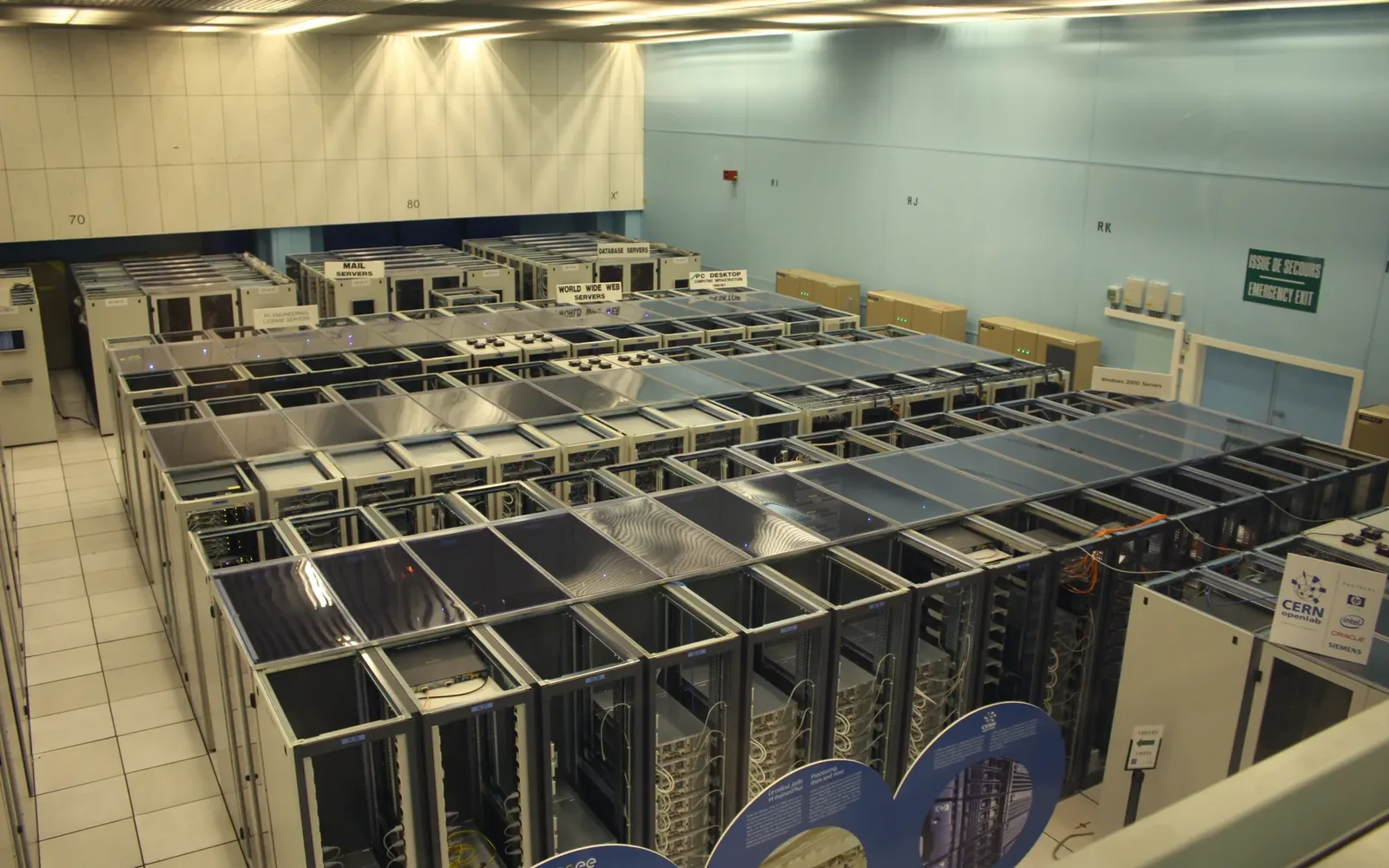 Data mərkəzinin server zalı — AzInTelecom Abşeron layihəsində istifadə olunan avadanlıq növü