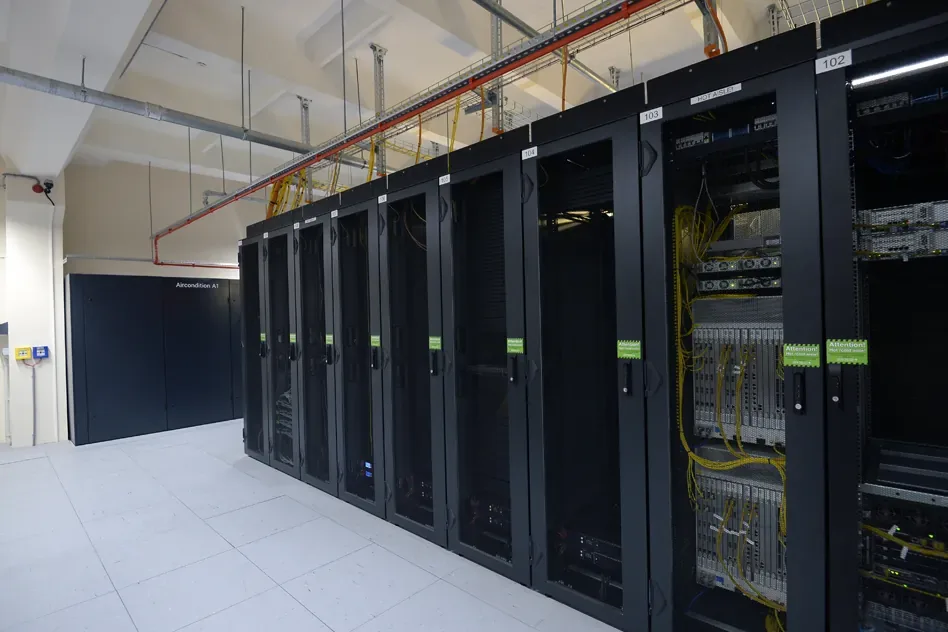 AzInTelecom Bakı Data Mərkəzi — server şkafları və presizion kondisioner