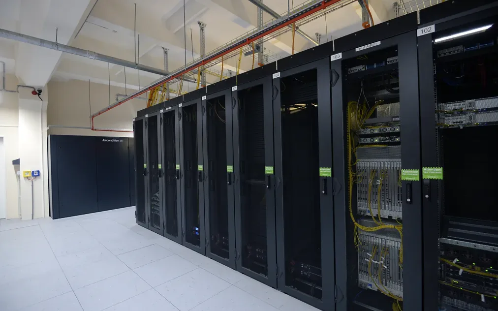 AzInTelecom Bakı Data Mərkəzi — server şkafları və presizion kondisioner