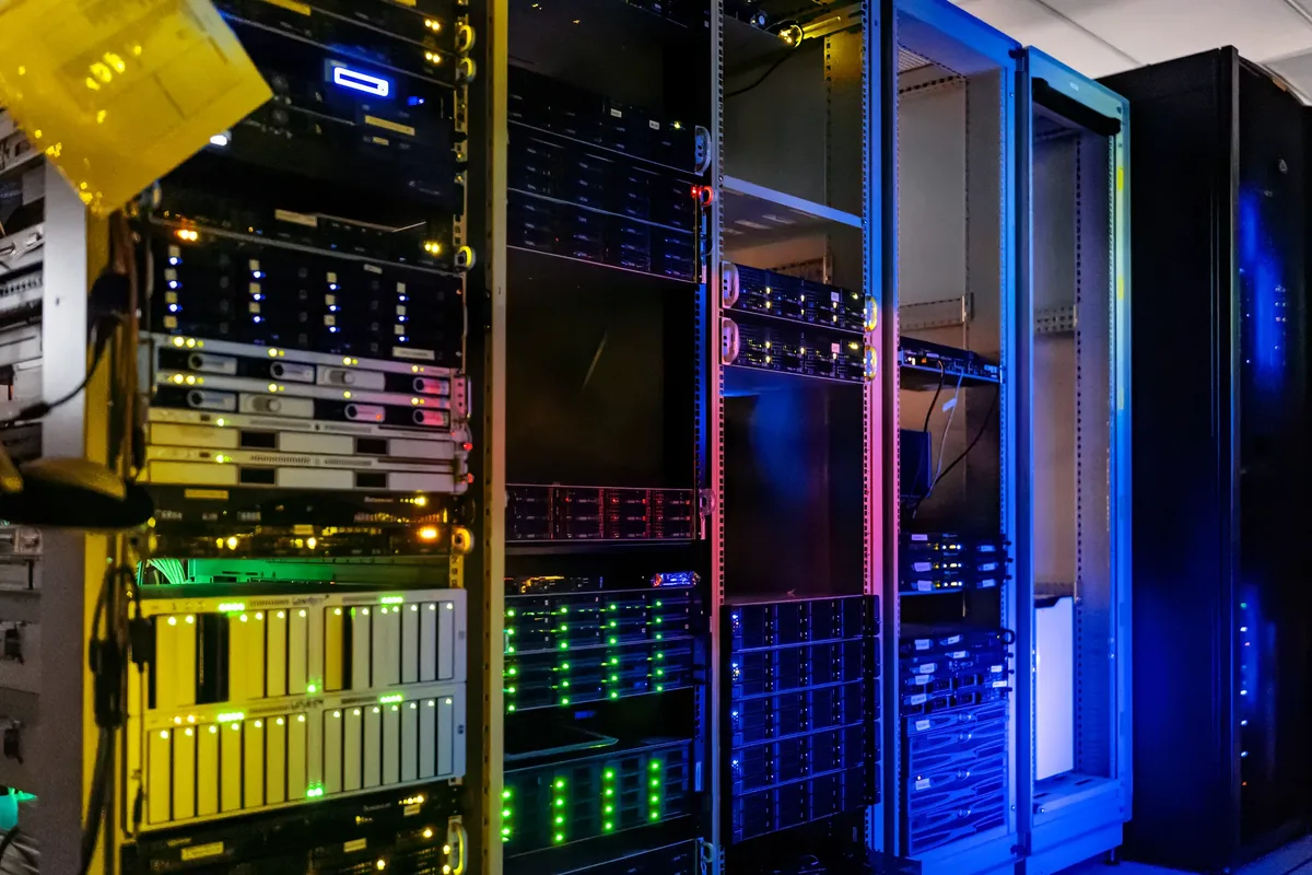 Data mərkəzinin server şkafları — AzInTelecom Hacıqabul layihəsində istifadə olunan avadanlıq növü
