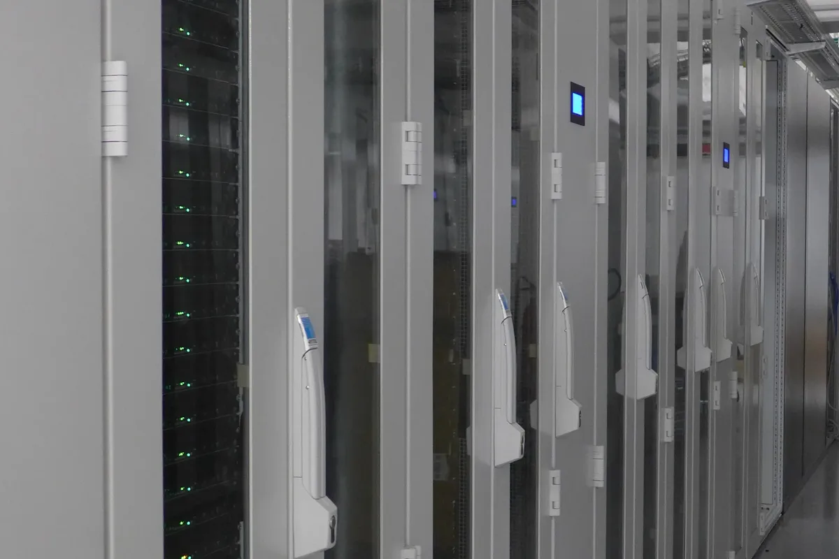 Data mərkəzinin server zalı — AzInTelecom Yevlax layihəsində istifadə olunan avadanlıq növü