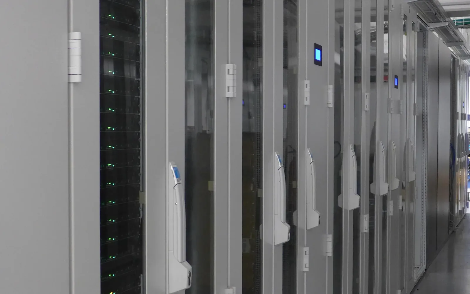 Data mərkəzinin server zalı — AzInTelecom Yevlax layihəsində istifadə olunan avadanlıq növü