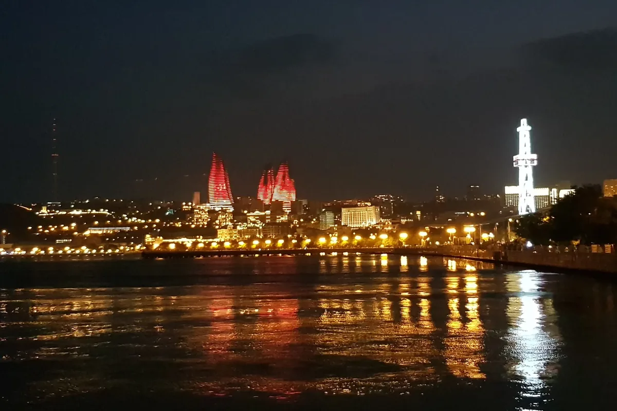Flame Towers, Bakı — gecə işıqlandırması