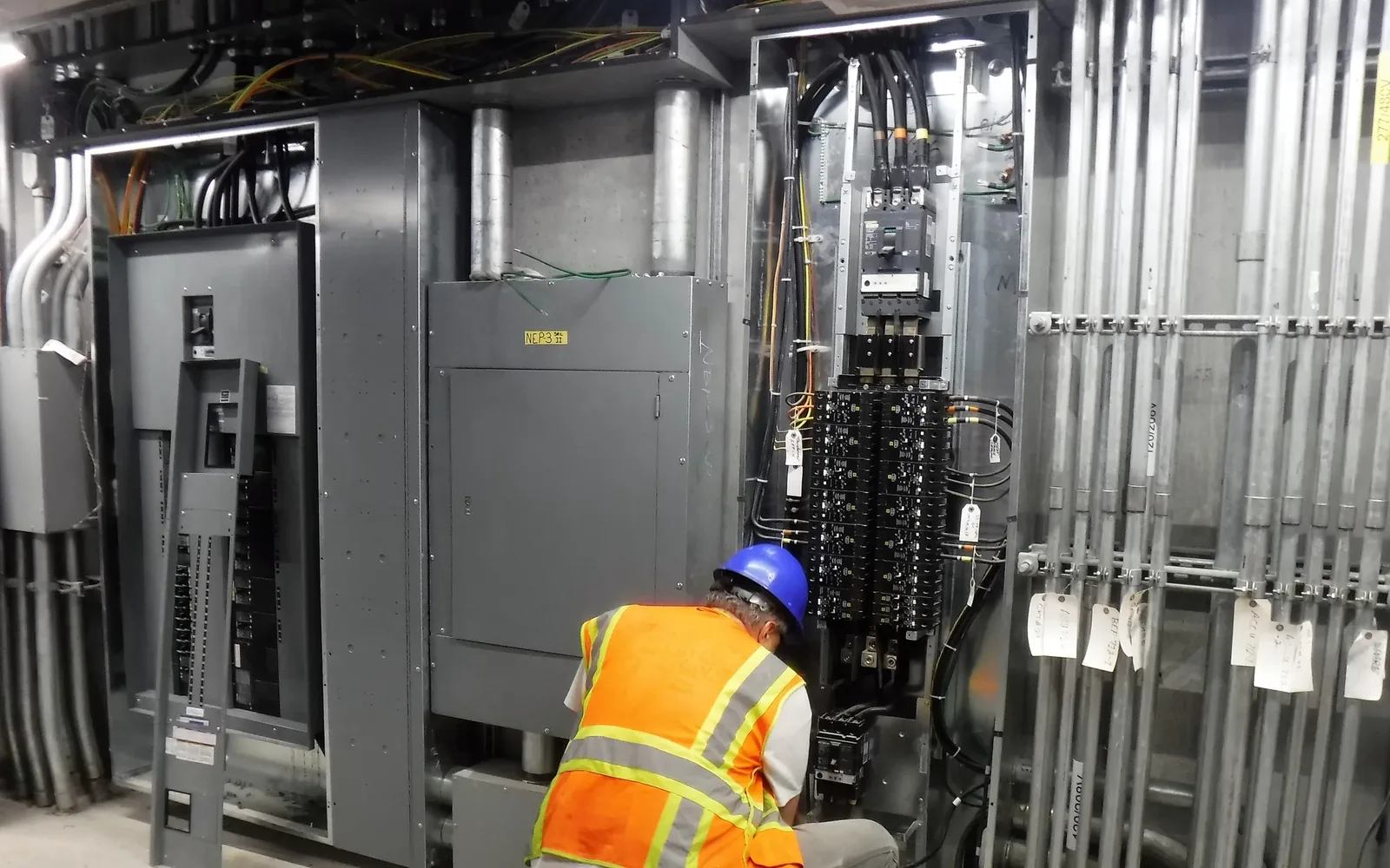 Elektrik montajı: paylayıcı lövhələrə kabellərin qoşulması