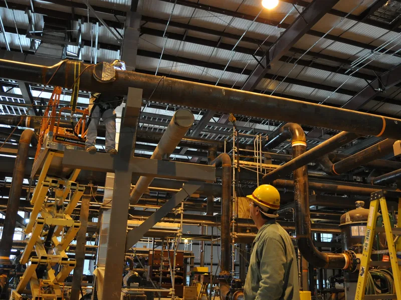 Sənaye qurğularının quraşdırılması: texnoloji boru kəmərləri və metal konstruksiyalar