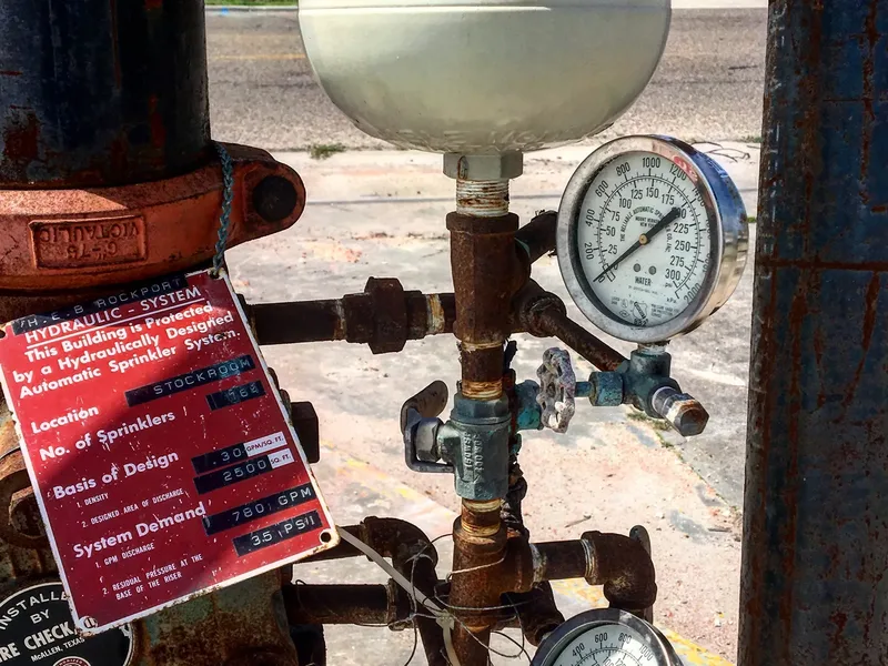 Yanğın söndürmə sprinkler sisteminin boruları, klapanları və manometrləri